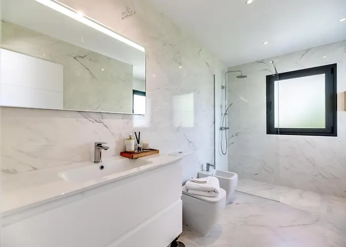 Renovated 4bdrm Luxury - Frontline Golf