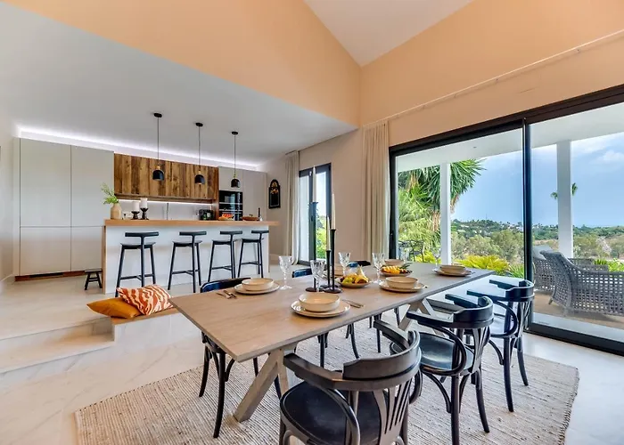 Апартаменти Renovated 4bdrm Luxury - Frontline Golf *