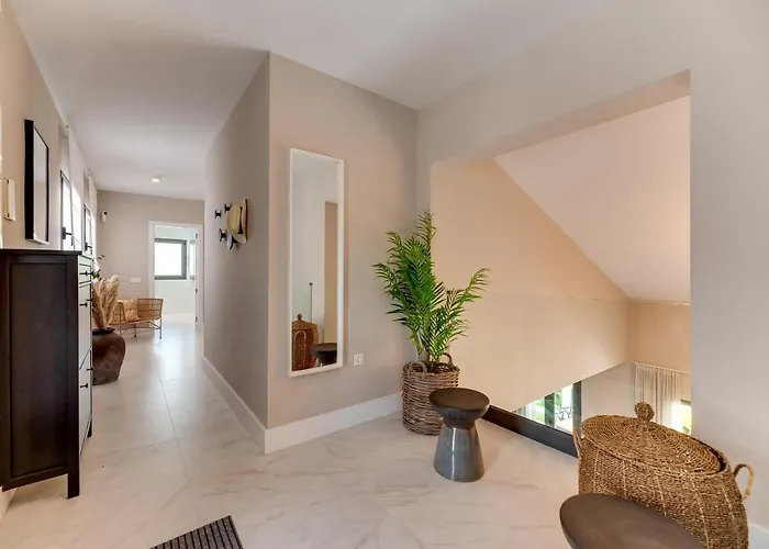 Апартаменти Renovated 4bdrm Luxury - Frontline Golf