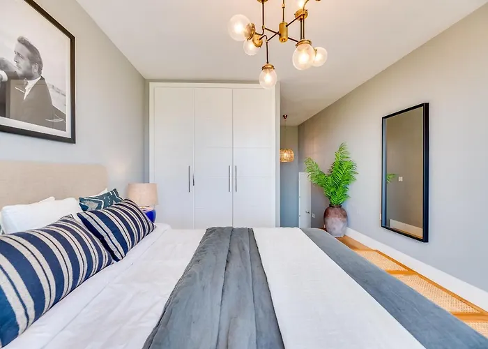 Апартаменти Renovated 4bdrm Luxury - Frontline Golf