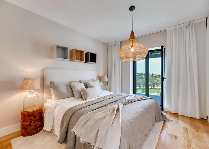 Апартаменти Renovated 4bdrm Luxury - Frontline Golf