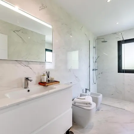 Renovated 4bdrm Luxury - Frontline Golf