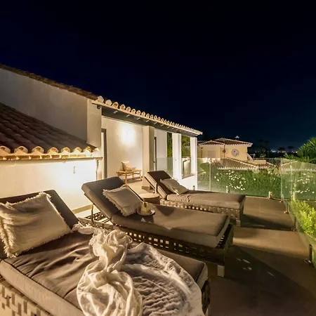 Renovated 4bdrm Luxury - Frontline Golf Apartment