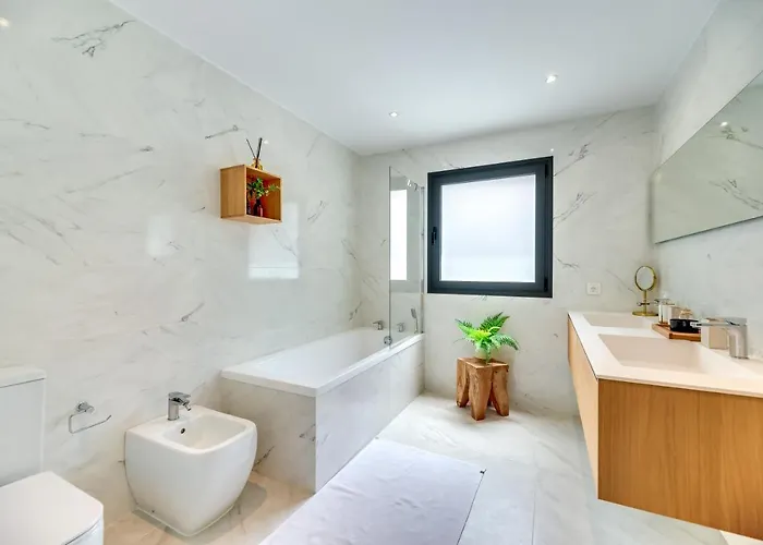 Renovated 4bdrm Luxury - Frontline Golf Εστεπόνα