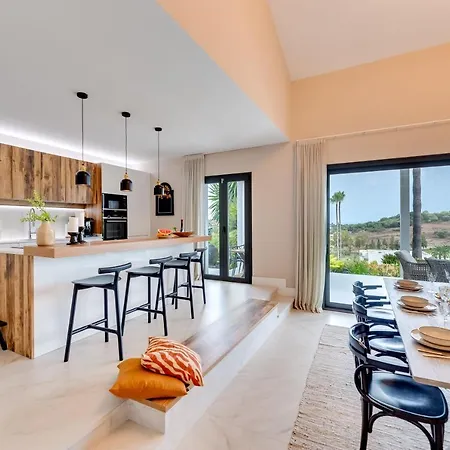 Renovated 4bdrm Luxury - Frontline Golf *