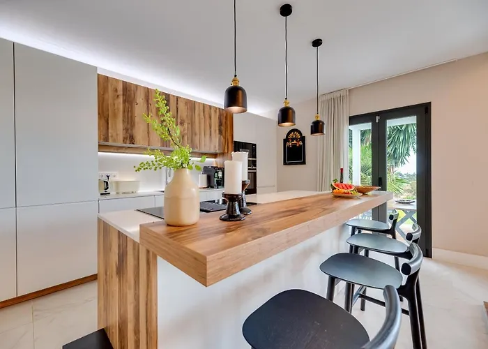 Renovated 4bdrm Luxury - Frontline Golf Apartment