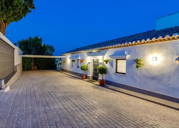 Renovated 4bdrm Luxury - Frontline Golf Apartment