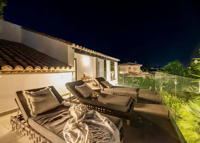 Renovated 4bdrm Luxury - Frontline Golf Apartment